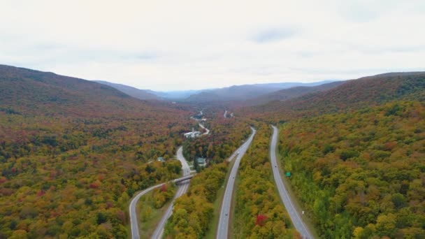 Carreteras Aéreas Aviones Tripulados Través Coloridas Montañas Forestales Silvestres — Vídeos de Stock