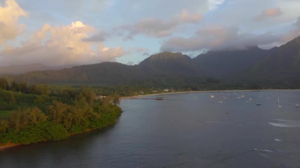 Antenn Utsikt Hanalei Bay Bergen Vid Solnedgången Kauai Hawaii — Stockvideo