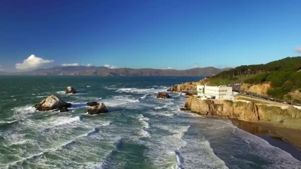 旧金山海滩和山上海浪冲撞的航拍图 — 图库视频影像