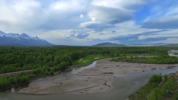 Antenn Utsikt Över Wyoming Floden Bredvid Golf Grön — Stockvideo