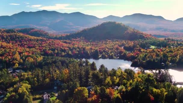 美しい湖と山の空中ドローン — ストック動画