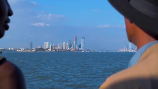 Casal Preto Olha Para Nova Iorque Skyline Nyc Cidade Barco — Vídeo de Stock