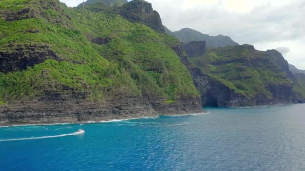 Barco Largo Costa Das Ilhas Kauai Hawaii Por Drone Aéreo — Vídeo de Stock