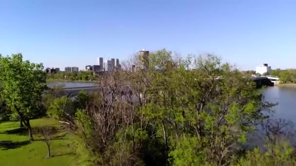 河上的一座桥通往阿肯色州的土尔萨 — 图库视频影像