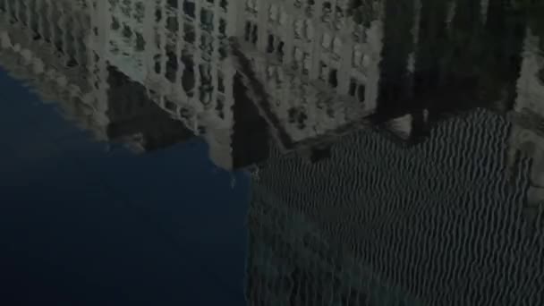 Reflejo Edificios Agua — Vídeos de Stock