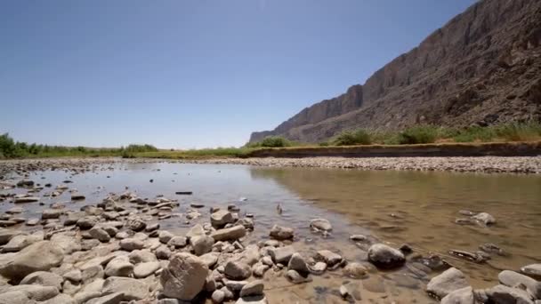 Chisos Bergketen Rotsachtige Rivieroever — Stockvideo