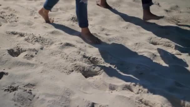 Close Pés Descalços Praia Areia Casal Ondas Caminhando — Vídeo de Stock