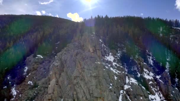 Cerca Coche Conducción Través Las Montañas Aéreo Drone Colorado Carretera — Vídeos de Stock