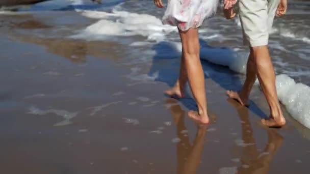 Close Casal Andando Descalço Romântico Florida Praia Pôr Sol — Vídeo de Stock