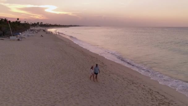 Close Paar Lopen Het Strand Bij Zonsondergang Romantisch Antenne Drone — Stockvideo