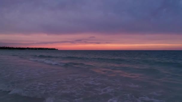 Kleurrijke Strand Zonsondergang Oceaan Golven Antenne Drone Slow Motion — Stockvideo