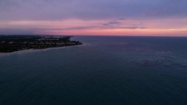 Colorido Praia Por Sol Sobre Oceano Escuro Noite Drone Aéreo — Vídeo de Stock