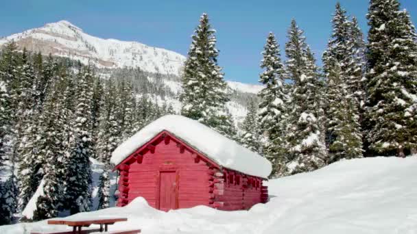 Primer Plano Cabaña Madera Invierno Con Montañas Cubiertas Nieve Fondo — Vídeo de stock