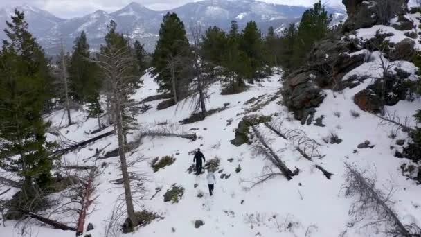 Casal Caminhadas Inverno Floresta Paisagem Nevado Rochoso Montanhas — Vídeo de Stock