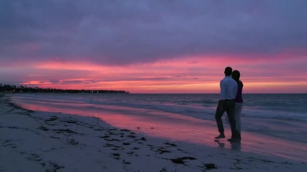 Kumsalda Okyanus Dalgalarında Yürüyen Çift Romantik Gün Batımı — Stok video