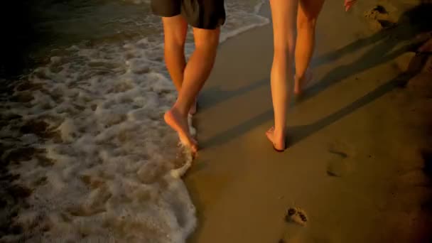 Pareja Camina Descalza Playa — Vídeo de stock