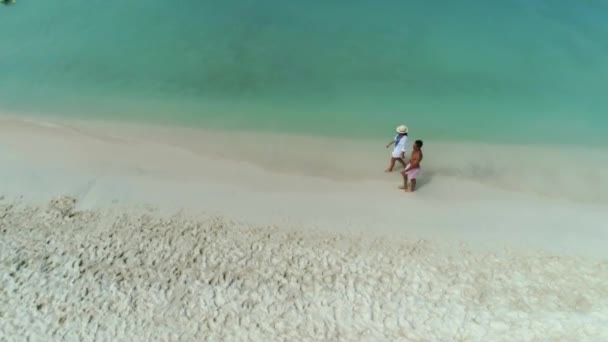 Pareja Camina Tropical Playa Olas Aéreo Drone Disparo — Vídeos de Stock