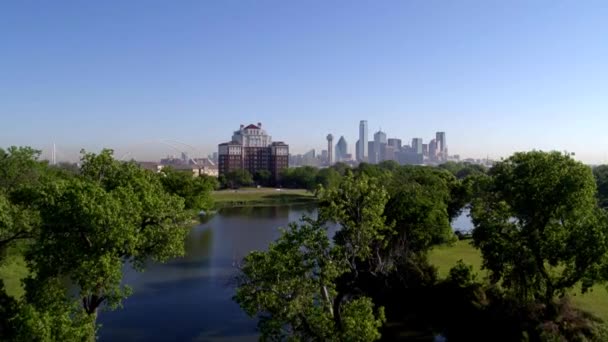 Teksas Arkasında Gökyüzü Çizgisi Olan Dallas Parkı — Stok video