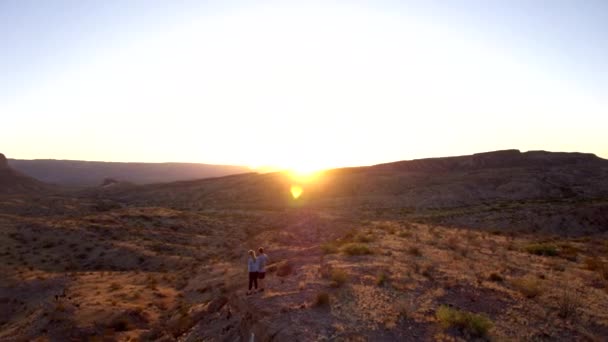 Montañas Del Desierto Con Pareja Senderismo Puesta Del Sol — Vídeo de stock