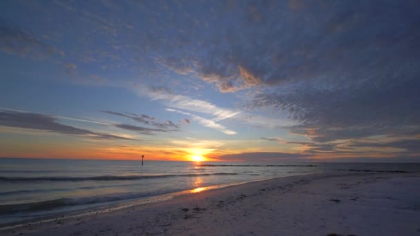 Rozmanité Páry Objímající Pláži Při Západu Slunce Oceán Skutečný Láska — Stock video