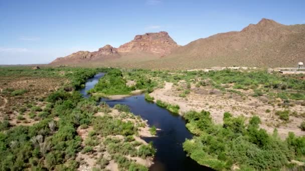 砂漠に流れる川と山 — ストック動画