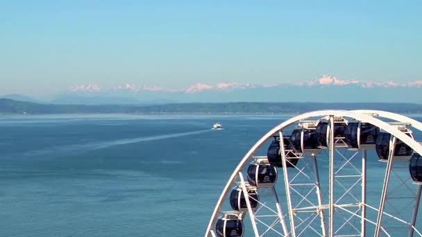 Drone Close Ferris Wheel Seattle River Mountains — Stock Video