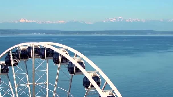 Drohne Großaufnahme Von Riesenrad Durch Seerosenfluss Und Berge — Stockvideo