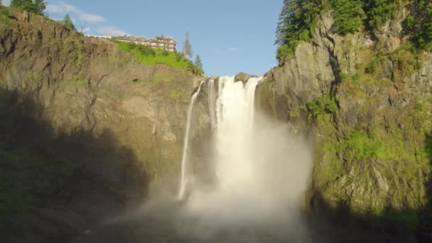 山の中のドローンショット滝 — ストック動画