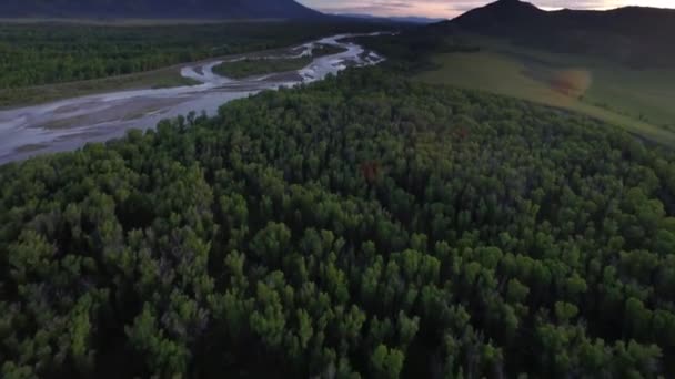 Dağların Nehrin Tepelerinden Drone Görüntüsü — Stok video