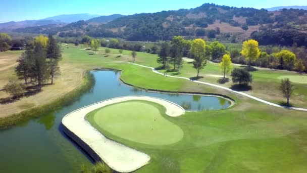 Drone Uitzicht Prachtige Golfbaan Bij Vijver Bergen — Stockvideo