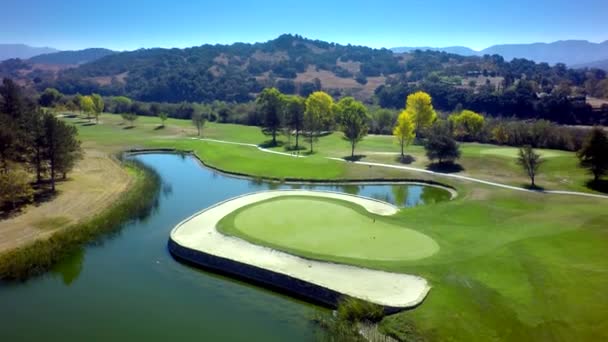 Drohnenblick Auf Schönen Golfplatz Teich Und Die Berge — Stockvideo