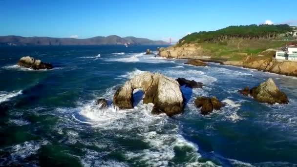 Vista Del Dron Del Océano Las Rocas Picadas Por San — Vídeo de stock