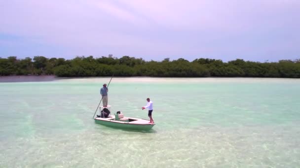 在清澈的海洋中人们在船上钓鱼的无人驾驶飞机图像 — 图库视频影像