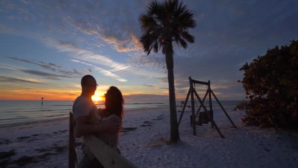 Обнимаясь Пляже Закате Океана Межрасовая Супружеская Пара — стоковое видео