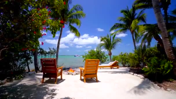 白色沙滩上的壁炉和海滩椅子 — 图库视频影像