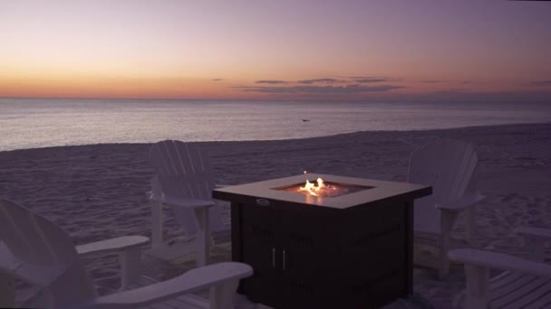 Vuurplaats Met Ontspannende Stoelen Het Strand Bij Zonsondergang — Stockvideo