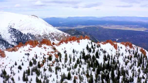 Vuelo Drone Disparo Las Montañas Rocosas Crestas Pico Cumbre Con — Vídeo de stock