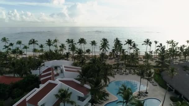 Vliegen Tropische Gebouwen Oceaan Strand Resort Lucht Drone — Stockvideo