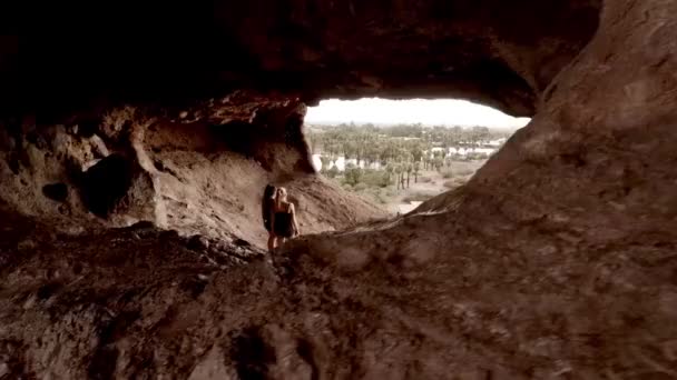 Φίλοι Στην Τρύπα Του Βράχου Φοίνικας — Αρχείο Βίντεο
