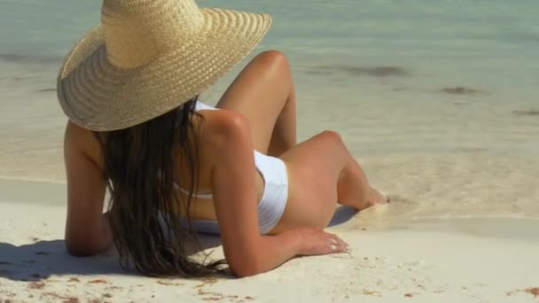 Ragazza Sdraiata Sulla Spiaggia Sabbia Bianca — Video Stock