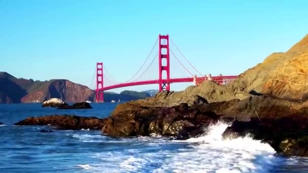 Puente Puerta Dorada Sobre Las Olas Estrellándose Playa Montañosa — Vídeo de stock