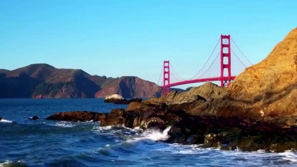 Золотые Ворота Мост Над Волнами Врезающимися Сторону Пляжа — стоковое видео