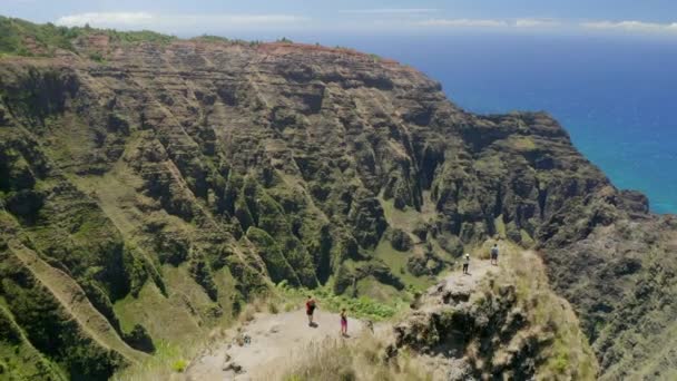 ハワイの山々カウアイ島の人々が4Kの空中ドローンをハイキング — ストック動画