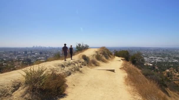 Excursionistas Cañón Runyon Por Encima Los Angeles — Vídeo de stock