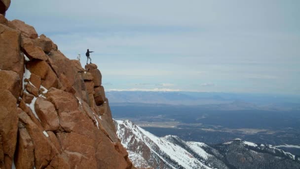 Wanderer Oben Auf Felsigen Bergen Weite Aussicht Vom Gipfel — Stockvideo