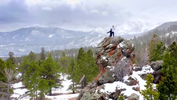 Escursionisti Vista Delle Montagne Rocciose Nel Colorado Neve Drone Aereo — Video Stock