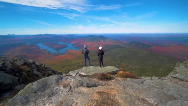 远足的夫妇从山顶俯瞰湖畔的森林 — 图库视频影像