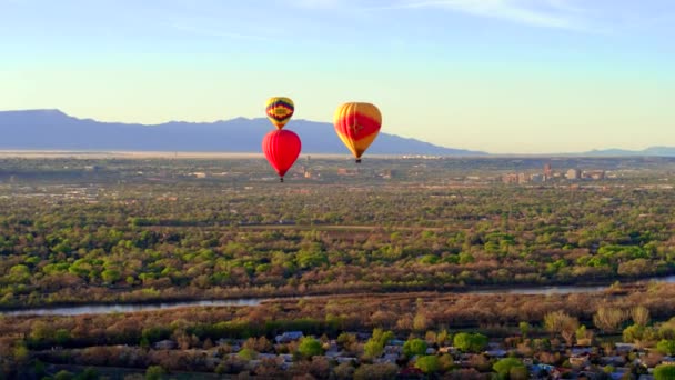 用无人驾驶飞机在阿尔布克尔克新墨西哥沙漠上空进行热气球飞行 — 图库视频影像