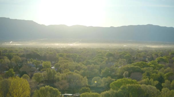 Het Luft Ballong Sjösättning Öknen Vid Solnedgången Antenn Drönare — Stockvideo