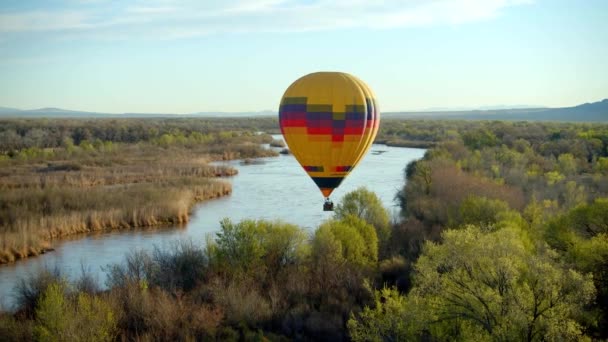 Hete Lucht Ballon Lanceren Woestijn Bij Zonsondergang Lucht Drone — Stockvideo